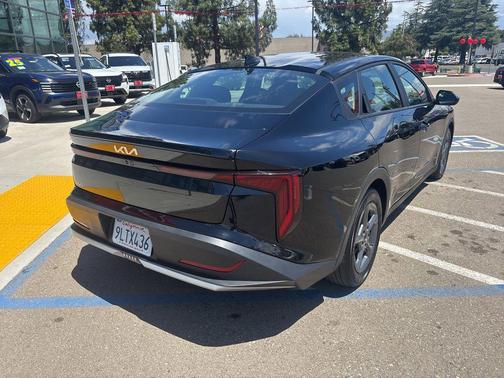Aurora Black Pearl 2025 Kia K4 LXS