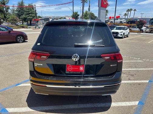 Deep Black Pearl 2021 Volkswagen Tiguan
