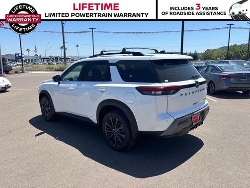 Everest White Pearl Tricoat 2026 Nissan Pathfinder SL