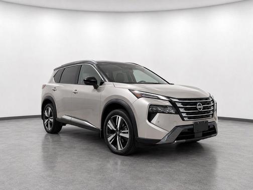 Champagne Silver Metallic/Super Black 2025 Nissan Rogue SL