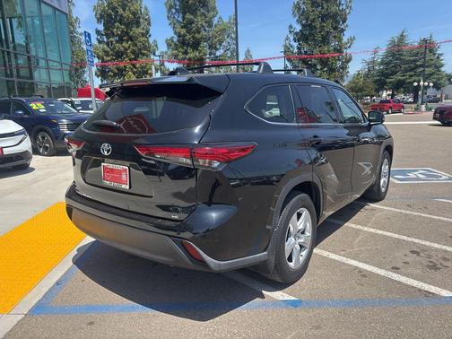 Midnight Black Metallic 2022 Toyota Highlander LE