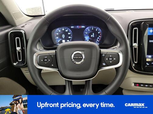 2022 Volvo XC40 T5 Momentum