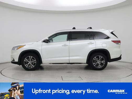 White 2016 Toyota Highlander XLE