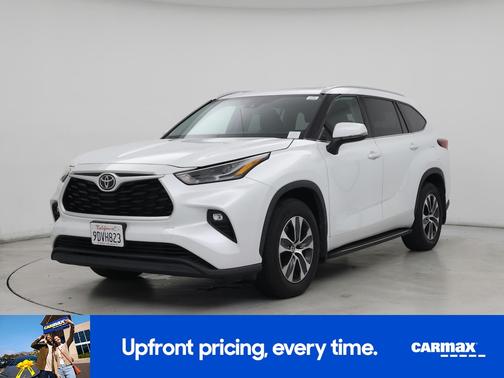 White 2022 Toyota Highlander XLE