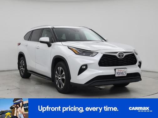 White 2022 Toyota Highlander XLE