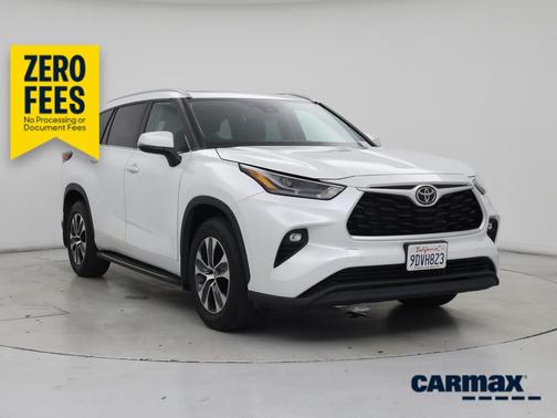 White 2022 Toyota Highlander XLE