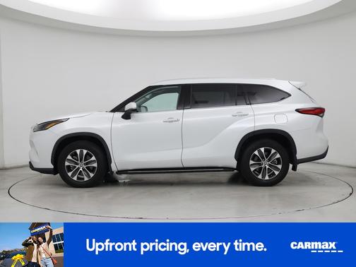 White 2022 Toyota Highlander XLE