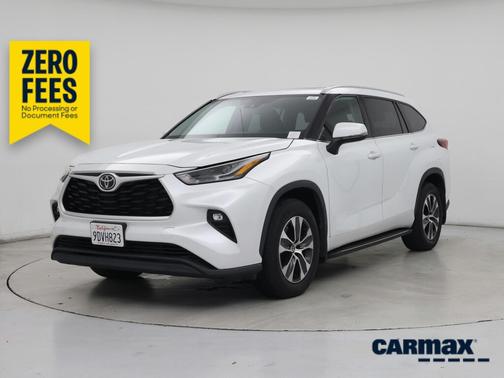 White 2022 Toyota Highlander XLE