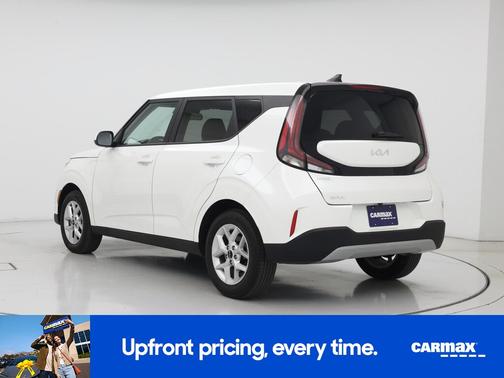 White 2025 Kia Soul LX
