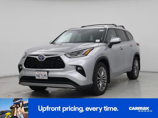 Silver 2022 Toyota Highlander Hybrid Platinum