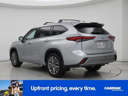 Silver 2022 Toyota Highlander Hybrid Platinum