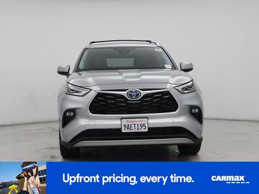 Silver 2022 Toyota Highlander Hybrid Platinum