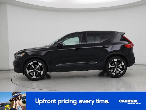 Black 2020 Volvo XC40 T5 Momentum
