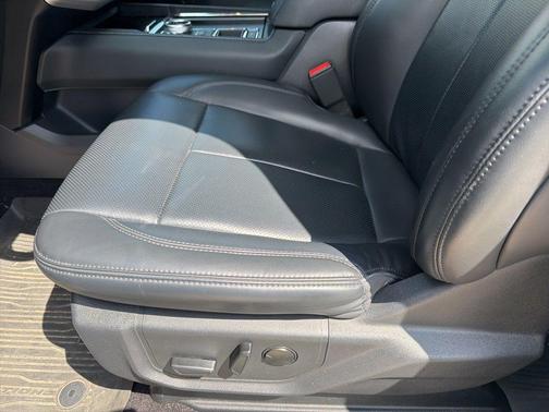 Star White Metallic Tri-Coat 2023 Ford Expedition XLT