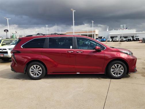 2025 Toyota Sienna XLE