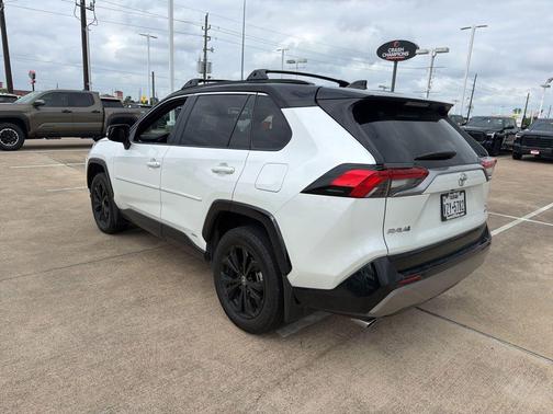 White 2025 Toyota RAV4 Hybrid SE