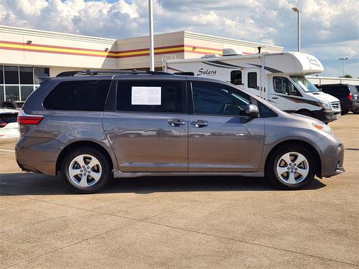 2019 Toyota Sienna LE