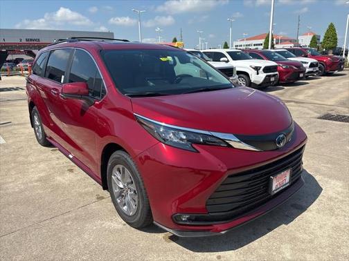 2025 Toyota Sienna XLE 8 Passenger