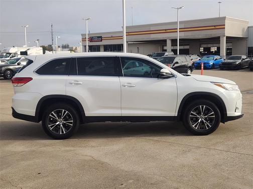 2019 Toyota Highlander LE I4