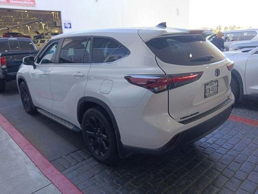 Pearl 2024 Toyota Highlander LE