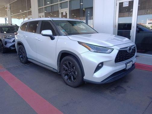 Pearl 2024 Toyota Highlander LE