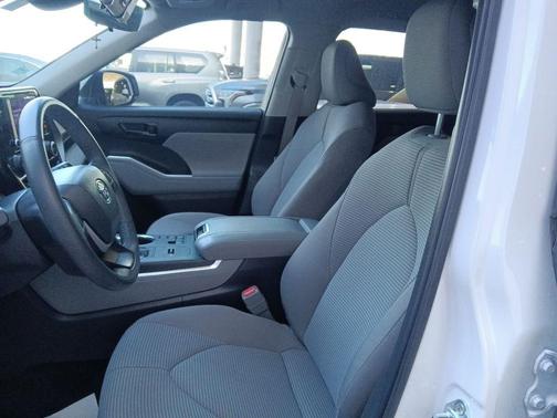 Pearl 2024 Toyota Highlander LE