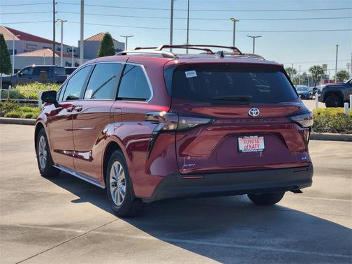 2025 Toyota Sienna XLE