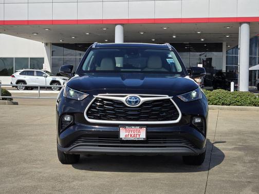 Midnight Black Metallic 2024 Toyota Highlander Hybrid XLE