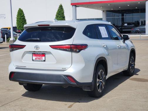 Pearl 2022 Toyota Highlander XLE