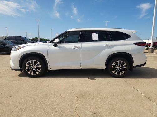 Pearl 2022 Toyota Highlander XLE