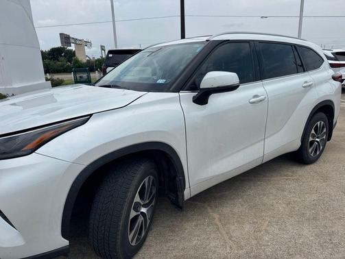 Pearl 2022 Toyota Highlander XLE