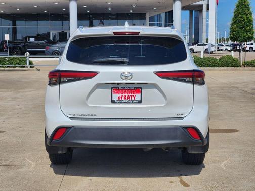Pearl 2022 Toyota Highlander XLE
