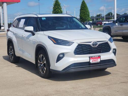 Pearl 2022 Toyota Highlander XLE