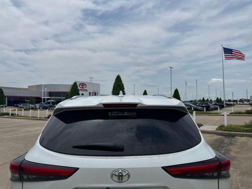 Pearl 2022 Toyota Highlander XLE
