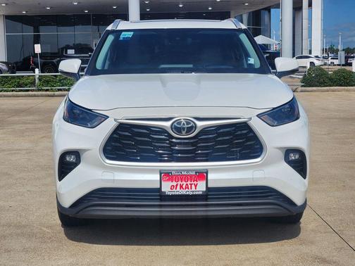 Pearl 2022 Toyota Highlander XLE