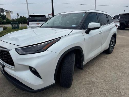 Pearl 2022 Toyota Highlander XLE
