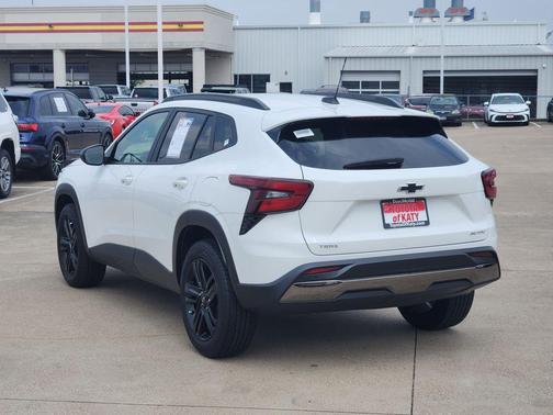 Summit White 2024 Chevrolet Trax FWD ACTIV