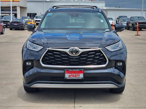 Midnight Black Metallic 2024 Toyota Highlander Platinum