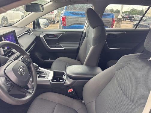 Ice Cap 2024 Toyota RAV4 LE