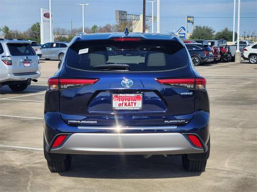 2022 Toyota Highlander Hybrid Platinum