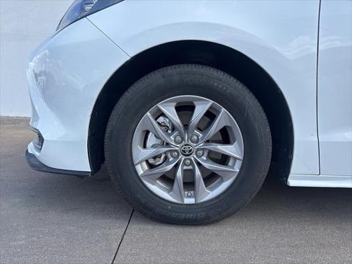 2024 Toyota Sienna LE