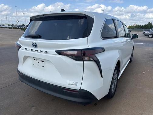 2024 Toyota Sienna LE