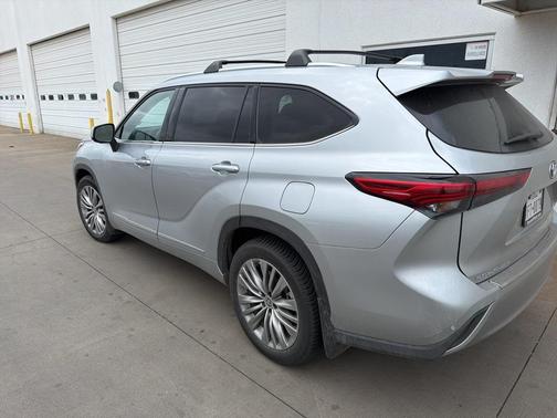2023 Toyota Highlander Hybrid Platinum
