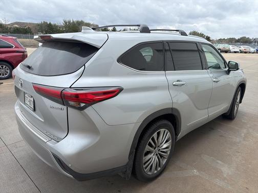 2023 Toyota Highlander Hybrid Platinum