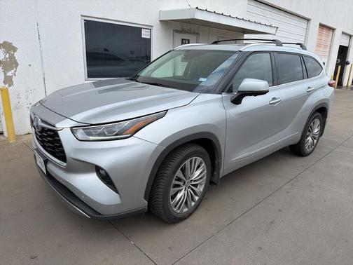 2023 Toyota Highlander Hybrid Platinum