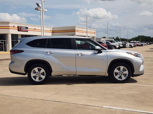 2025 Toyota Highlander LE