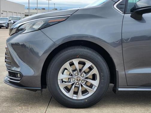 2025 Toyota Sienna XLE 8 Passenger