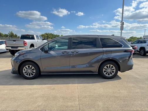 2025 Toyota Sienna LE