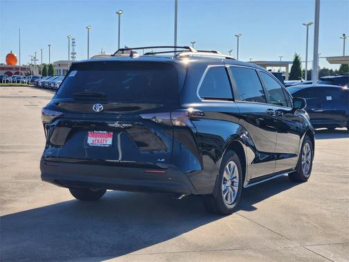 2025 Toyota Sienna LE