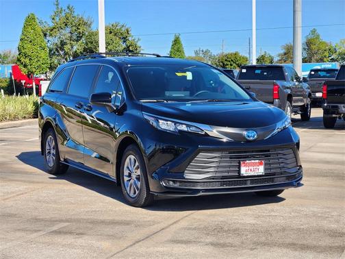 2025 Toyota Sienna LE